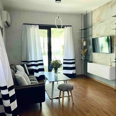 Lovely Location, Near Harbour, Restaurants,mall *