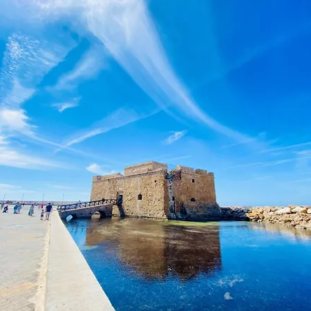 Lovely Location, Near Harbour, Restaurants,mall