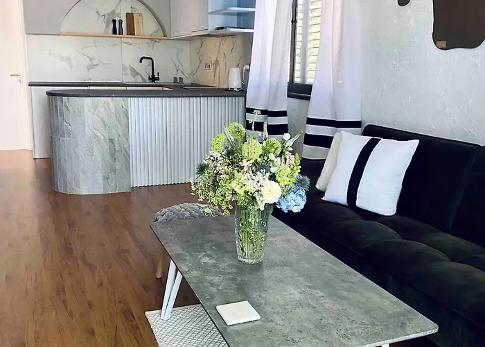 Lovely Location, Near Harbour, Restaurants,mall 아파트 *