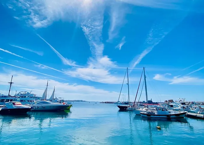 Lovely Location, Near Harbour, Restaurants,mall 아파트