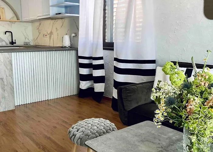 Lovely Location, Near Harbour, Restaurants,mall アパート パ フォス