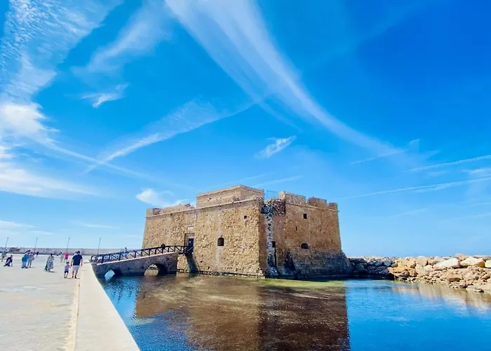 Lovely Location, Near Harbour, Restaurants,mall