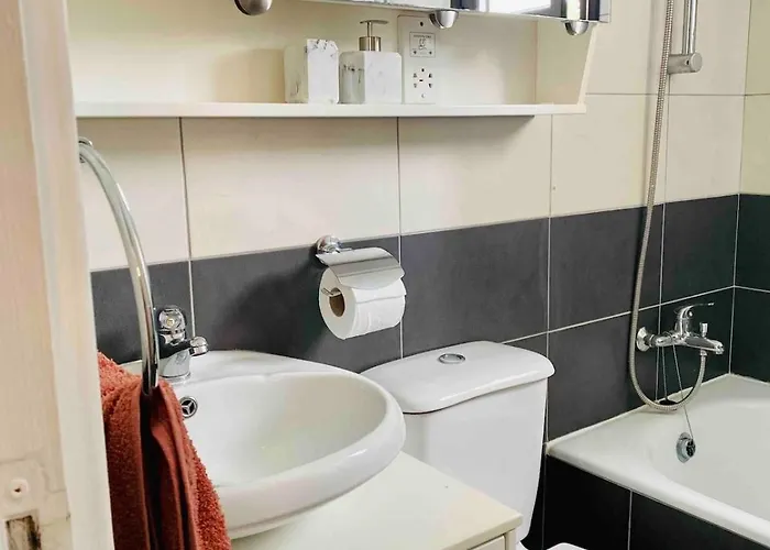 Lovely Location, Near Harbour, Restaurants,mall *