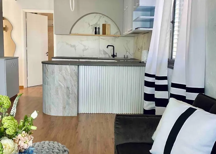 Lovely Location, Near Harbour, Restaurants,mall 아파트