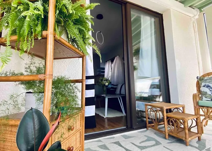 Lovely Location, Near Harbour, Restaurants,mall *