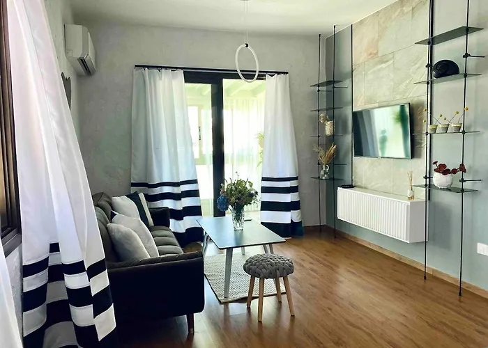 Lovely Location, Near Harbour, Restaurants,mall *