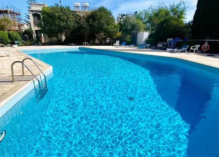 Lovely Location, Near Harbour, Restaurants,mall *