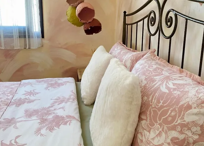 Lovely Location, Near Harbour, Restaurants,mall *