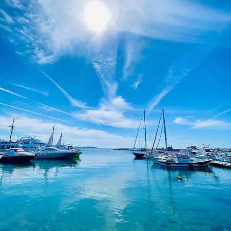 Lovely Location, Near Harbour, Restaurants,mall 公寓