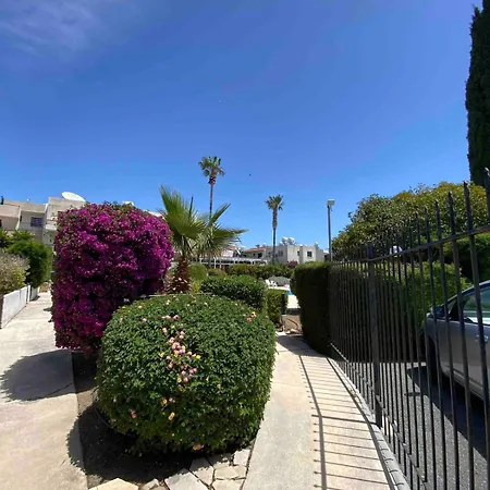 Lovely Location, Near Harbour, Restaurants,mall