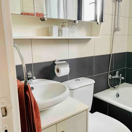 Lovely Location, Near Harbour, Restaurants,mall *